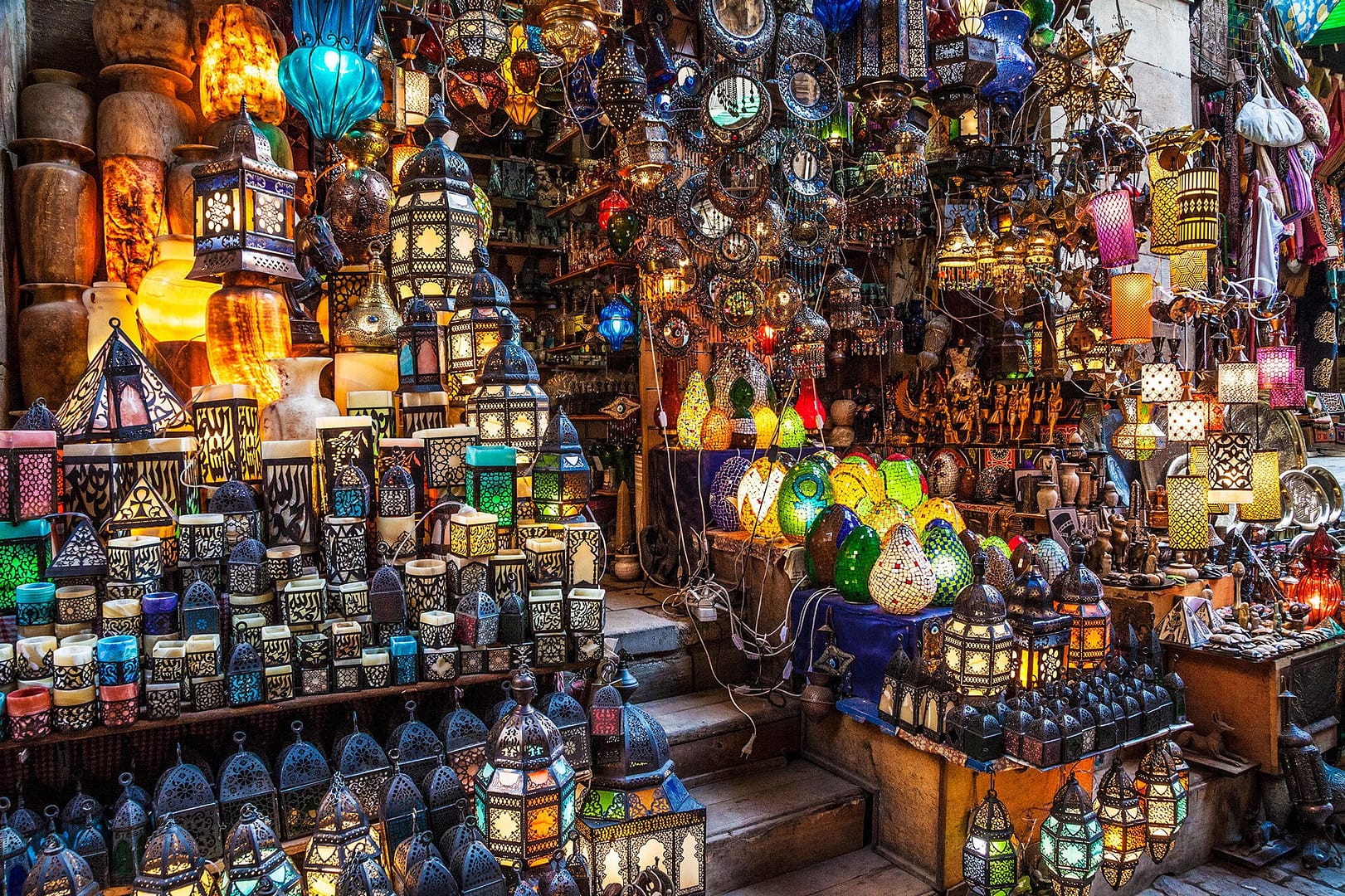 F4NWRT Traditional Arabian lanterns and lamps in the Khan el-Khalili souk in Cairo.